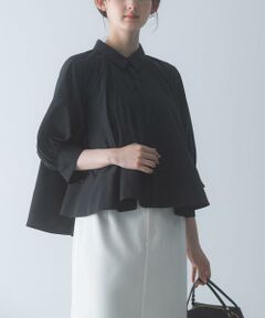 ・お届け予定日:8月上旬頃<br/><!--ここから↓WEB限定コメント--><b>【立体シルエットで魅せるブラウス】</b><br/>たっぷりと施したギャザーが生み出す立体的なフォルムで、一枚で着映えを叶えるブラウス。程よいヴィンテージ感と上品なツヤを備えた軽やかな素材は、ふんわりとしたボリュームシルエットを美しく引き立てます。ポリエステル素材ならではのシワになりにくさや乾きやすさで、お手入れも簡単。第二ボタンまで開けると抜け感が生まれ、バランスの良い着こなしに仕上がります。立体的な5分丈のパフスリーブが装いに華やかさを添えながら、自然と縦のラインを意識したスタイルアップを演出。スラックスできれいめに、デニムでカジュアルに合わせても洗練された印象へ導く、着回し力の高い一着です。<br/><br/><strong style="font-weight:bold;">POINT</strong> <br/>・ギャザーが生み出す立体シルエットで一枚でも着映え<br/>・軽やかなツヤ素材＆イージーケアでデイリーに活躍<br/>・パフスリーブと抜け感のあるネックで洗練されたスタイルアップを演出<br/><br/><br/>【2026 Autumn/Winter】【26AW】<br/><br/>※商品画像は、光の当たり具合やパソコンなどの閲覧環境により、実際の色味と異なって見える場合がございます。予めご了承ください。<br/>※商品の色味の目安は、商品単体の画像をご参照ください。<br/><br/><b>▼お気に入り登録のおすすめ▼</b><br/>お気に入り登録された商品は、マイページにて現在の価格情報や在庫状況の確認が可能です。<br/>お買い物リストの管理にぜひご利用ください。