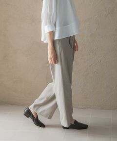 ・お届け予定日:8月中旬頃<br/><!--ここから↓WEB限定コメント--><b>【美シルエットを叶える、防シワワイドスラックス】</b><br/>シルエットの美しさと快適な着用感を追求した、防シワ機能付きのハイウエストワイドスラックス。素材選びからパターン、縫製まで細部にこだわり、上品な佇まいに仕上げました。ブラウン・ブラックは伸縮性のあるツイル素材、モカは杢調の表情が魅力の先染め素材を採用し、それぞれ異なる上質感を楽しめます。ハイウエスト設計としっかりとしたインベル仕様が腰まわりを美しく引き締め、脚長効果のあるバランスに。太めのワイドシルエットが縦のラインを強調し、洗練された印象を演出します。さりげないシルバーパーツもアクセントとなり、スタイリングにモダンな雰囲気をプラス。自宅で洗えるイージーケア仕様で、いつでも品よくスマートな装いを叶えてくれる一本です。<br/><br/><strong style="font-weight:bold;">POINT</strong> <br/>・ハイウエスト×ワイドシルエットでスタイルアップ<br/>・防シワ＆自宅で洗えるイージーケア仕様<br/>・国内縫製ならではの美しい仕立てと上質感<br/><br/><br/>【2026 Autumn/Winter】【26AW】<br/><br/>※商品画像は、光の当たり具合やパソコンなどの閲覧環境により、実際の色味と異なって見える場合がございます。予めご了承ください。<br/>※商品の色味の目安は、商品単体の画像をご参照ください。<br/><br/><b>▼お気に入り登録のおすすめ▼</b><br/>お気に入り登録された商品は、マイページにて現在の価格情報や在庫状況の確認が可能です。<br/>お買い物リストの管理にぜひご利用ください。