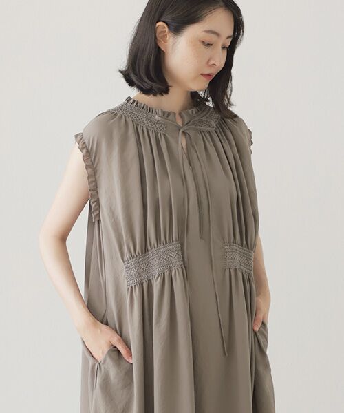 VERSEAU / ヴェルソー ロング・マキシ丈ワンピース | フレンチスリーブスモッキングOP | 詳細10