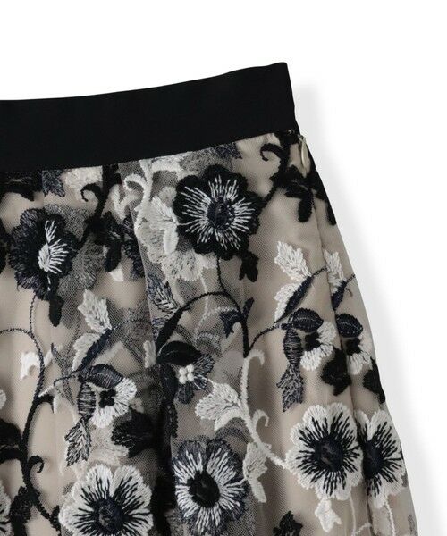 Viaggio Blu / ビアッジョブルー ミニ・ひざ丈スカート | チュールフラワー刺繍スカート | 詳細1