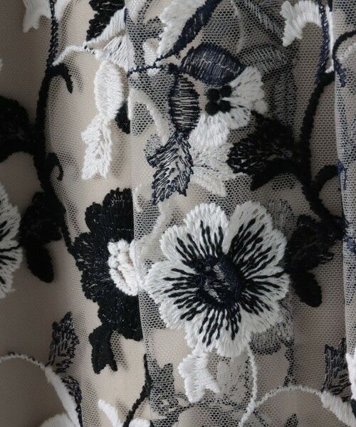 Viaggio Blu / ビアッジョブルー ミニ・ひざ丈スカート | チュールフラワー刺繍スカート | 詳細3